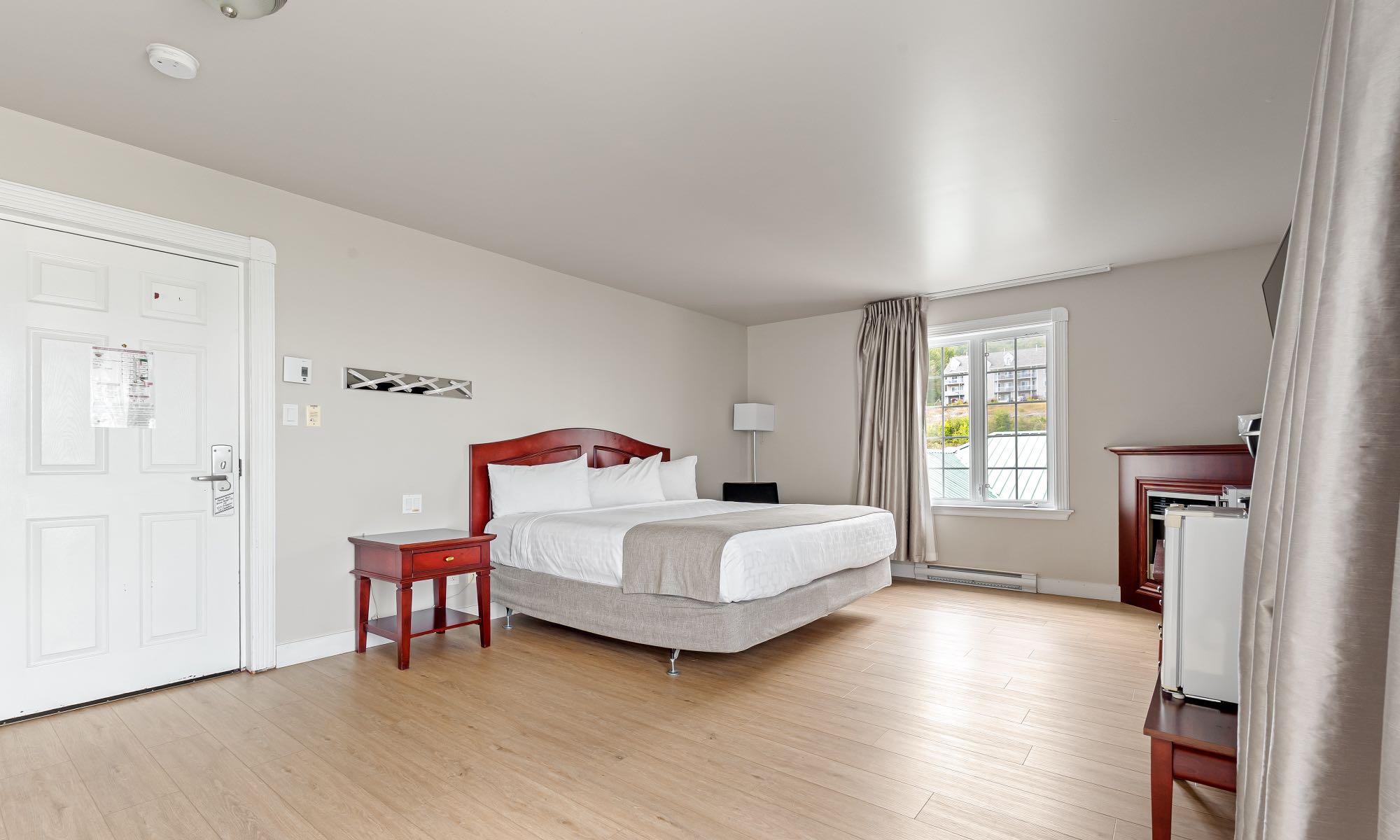 PMC – chambre eco-fleuve 1 lit queen vue fleuve pavillons 2